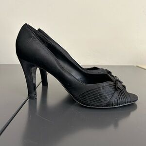 Women’s black satin pump. Size 6.5, heel 3”